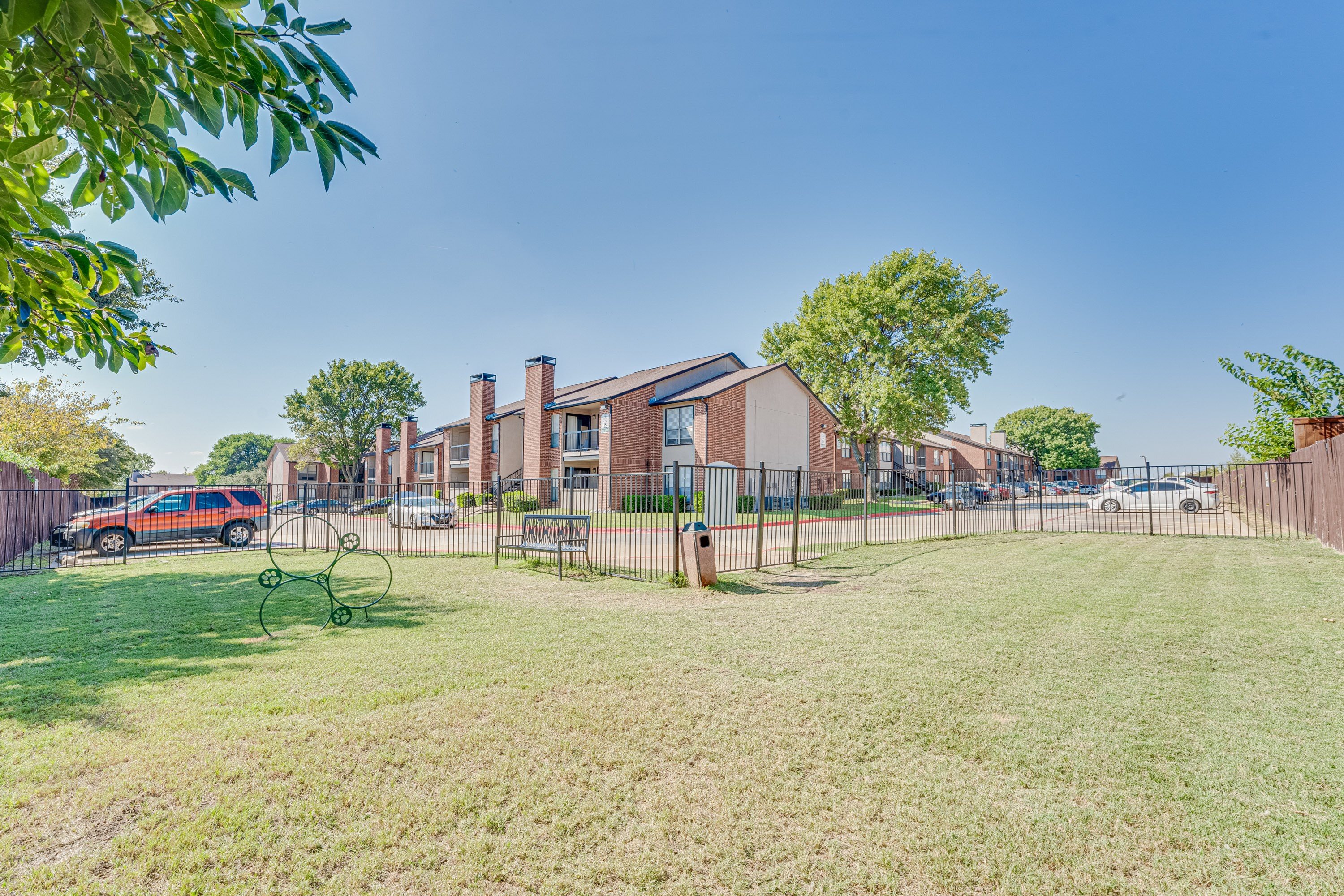 Green Lawn at Bardin Oaks Apartments, Arlington